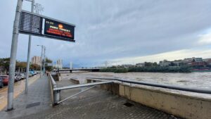El Besòs inunda totalment la llera del Parc Fluvial que s’ha hagut de tancar tot el dia
