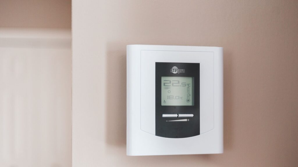 6 errors comuns que poden fer apujar la factura de la calefacció de casa | fred