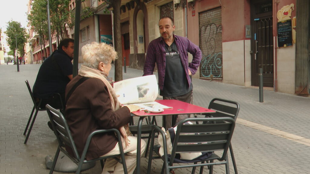 El veïnat de Sants es mobilitza per salvar La Nova Farga, un bar molt estimat al barri | covid, restauració, solidaritat