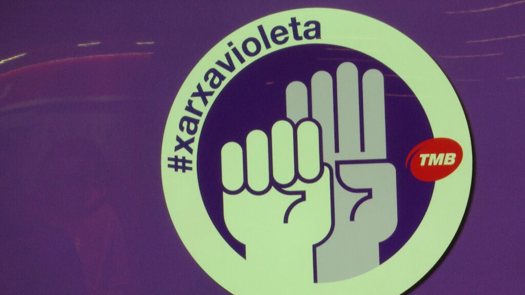 TMB encoratja les usuàries a usar el senyal d'ajuda contra la violència masclista | dones, metro, TMB, violència masclista