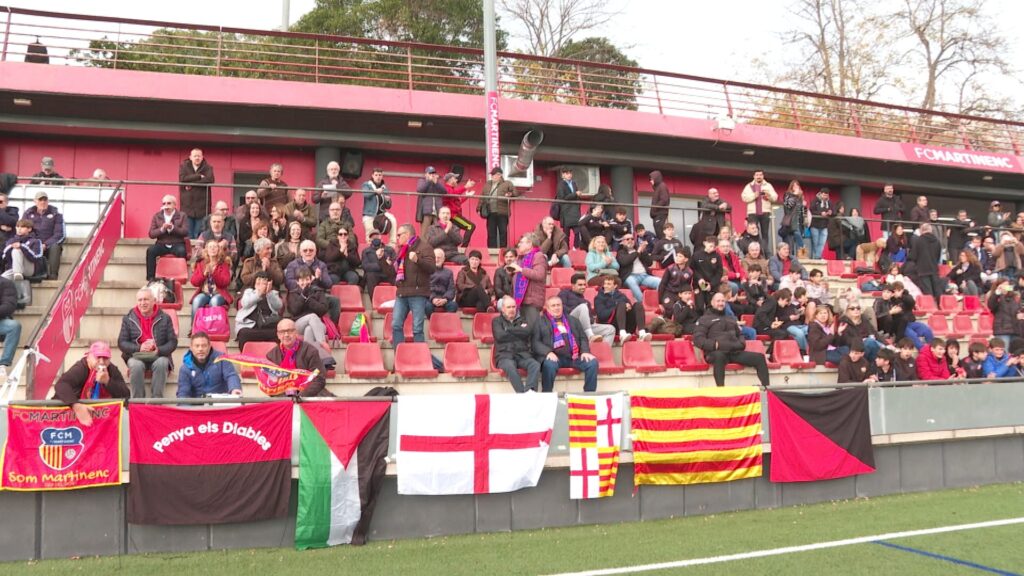 Així es viu un derbi de l'autèntic futbol barceloní entre el Martinenc i el Júpiter | Lliga Elit