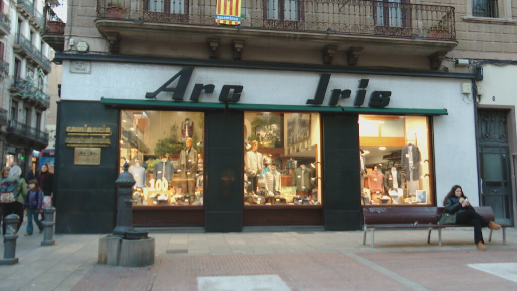 La Camiseria Arc Iris, un segle vestint els graciencs de cap a peus | Barris, botiga, botigues centenàries, Establiment emblemàtic