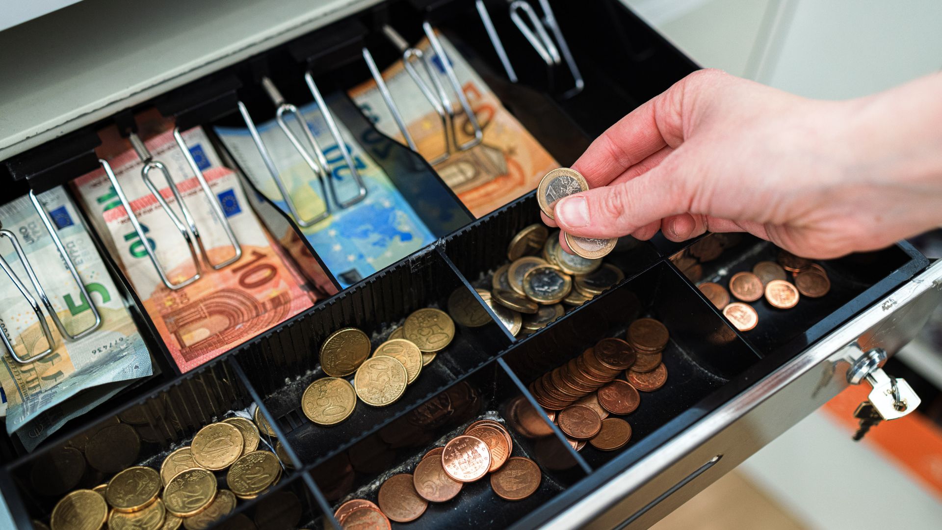 L'IPC es manté en el 2,6 % al novembre a Catalunya i les pensions pujaran un 2,7 % el 2026 | alimentació, famílies, preus