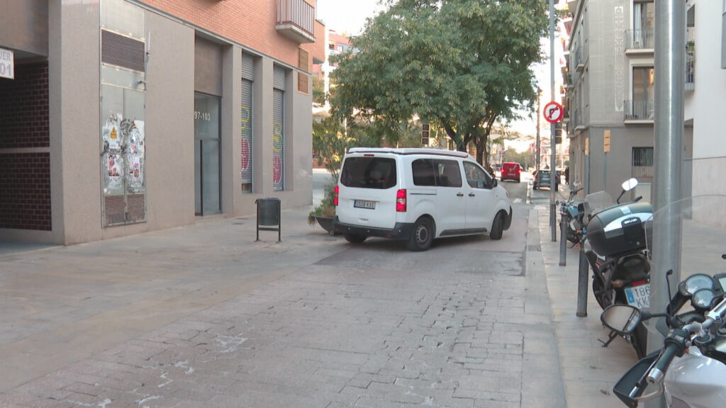 El carrer del Clot renovarà el paviment malmès durant el primer trimestre del 2026 | obres, paviment, zones de vianants