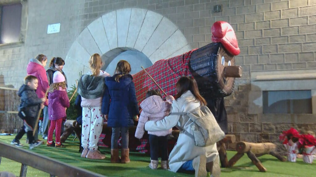 El tió gegant, màxima atracció per als més menuts a la fira de Nadal de Santa Llúcia | mercats, Nadal, pont de la Constitució i la Puríssima, tradicions