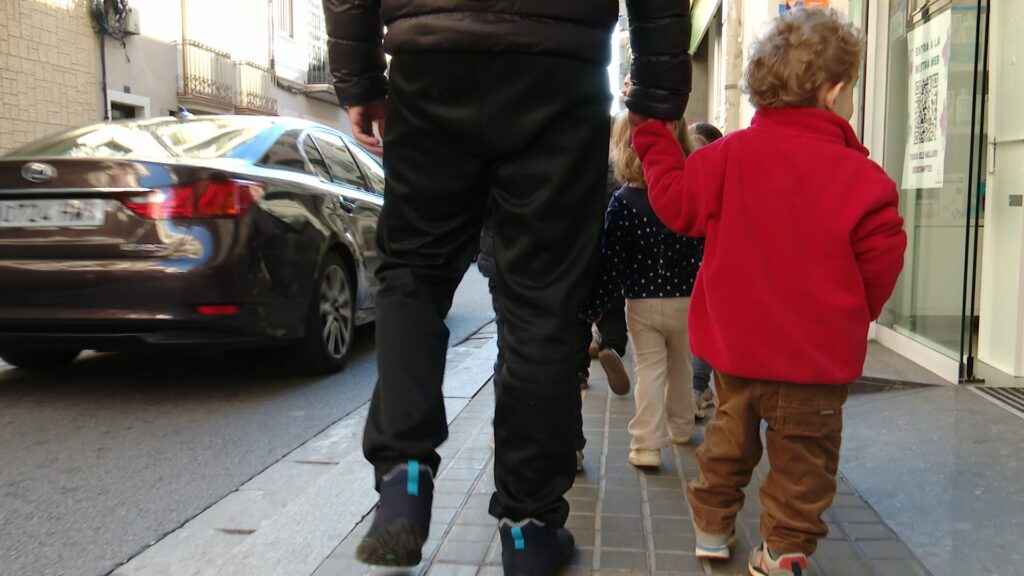 La missió impossible de la llar d'infants Petit Lys: aconseguir una barana davant del centre | Barris, escoles bressol, queixes veïnals, seguretat viària