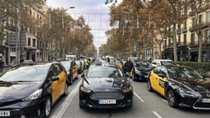 La manifestació de taxistes a Barcelona ocupa la Gran Via: amenacen amb una vaga indefinida al març