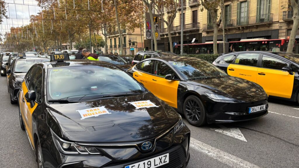 La manifestació de taxistes a Barcelona ocupa la Gran Via: amenacen amb una vaga indefinida al març | mobilitzacions, taxi, vaga, vtc