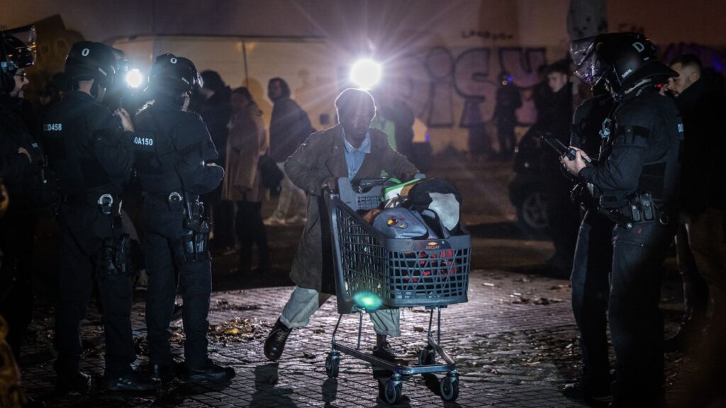 Els Mossos executen el desallotjament d'un antic institut de Badalona on malvivien uns 400 migrants | desallotjaments, jutjats, migrants, Mossos d'Esquadra, Xavier Garcia Albiol