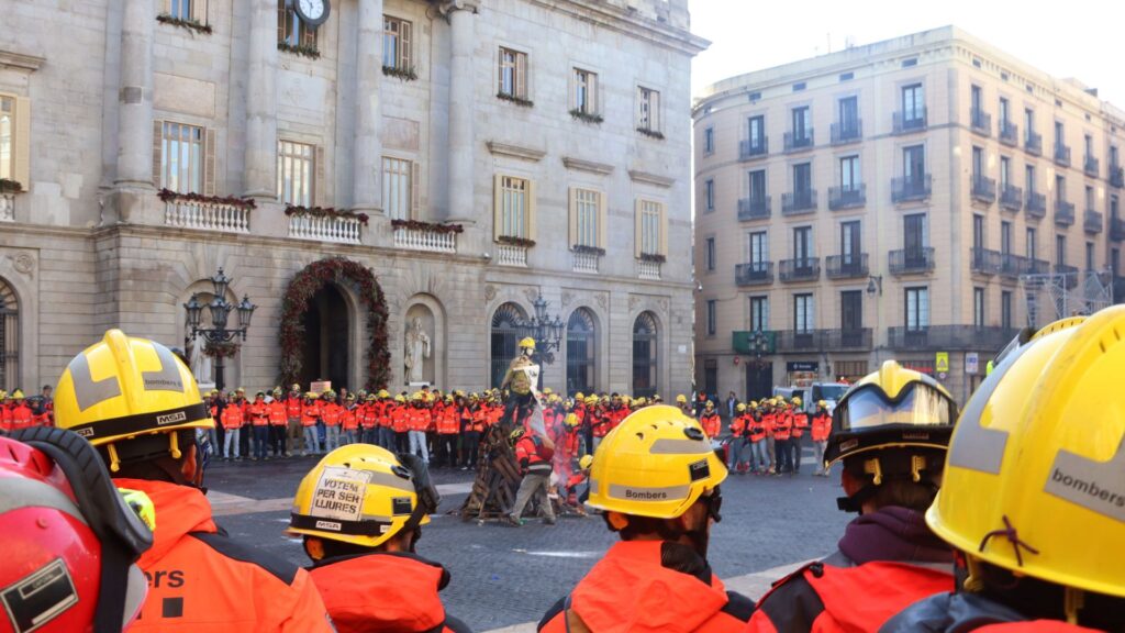 Bombers de la Generalitat protesten per reclamar millores laborals i en seguretat | Bombers de la Generalitat, Generalitat de Catalunya, protesta laboral, protestes