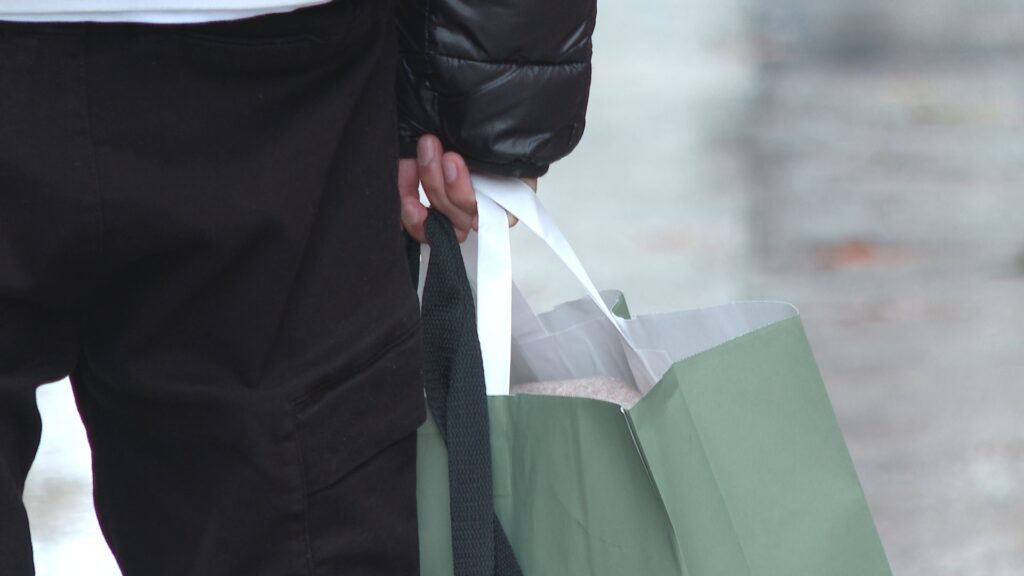 compres botigues obertes pluja