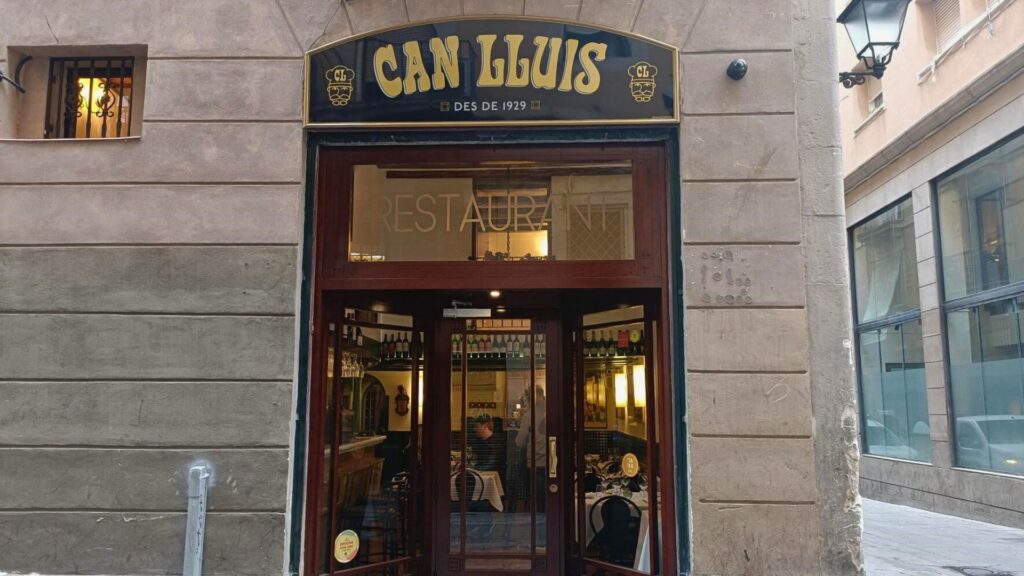 Porta principal del restaurant can Llu&iacute;s.