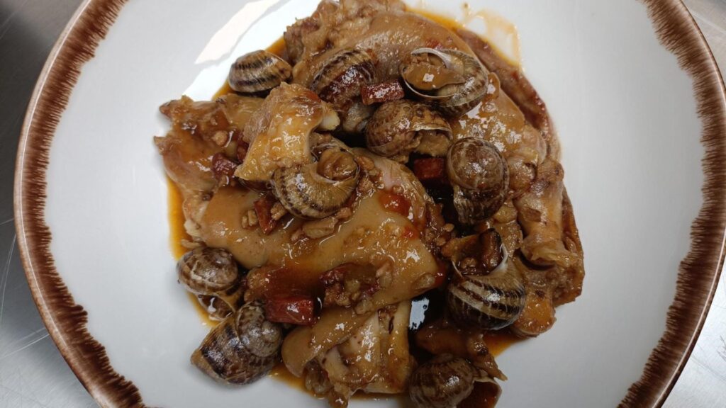 Peus de porc amb cargols al restaurant Can Llu&iacute;s.