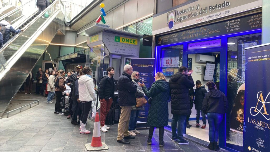 cues a l'administraci&oacute; de loteria de Les Arenes per la Loteria de Nadal