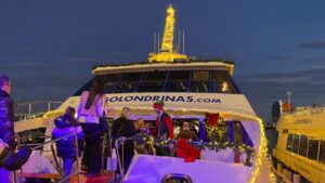 Golondrines guarnides per gaudir el Nadal al Port Vell des del mar: “Feia anys que no hi pujava”