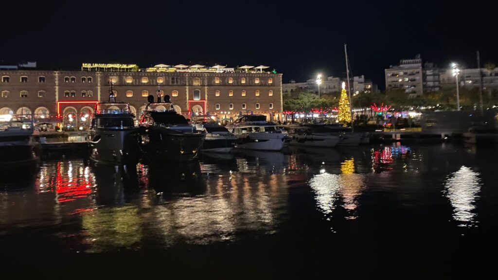 Golondrines guarnides per gaudir el Nadal al Port Vell des del mar: "Feia anys que no hi pujava" | mar, Nadal, Port Vell
