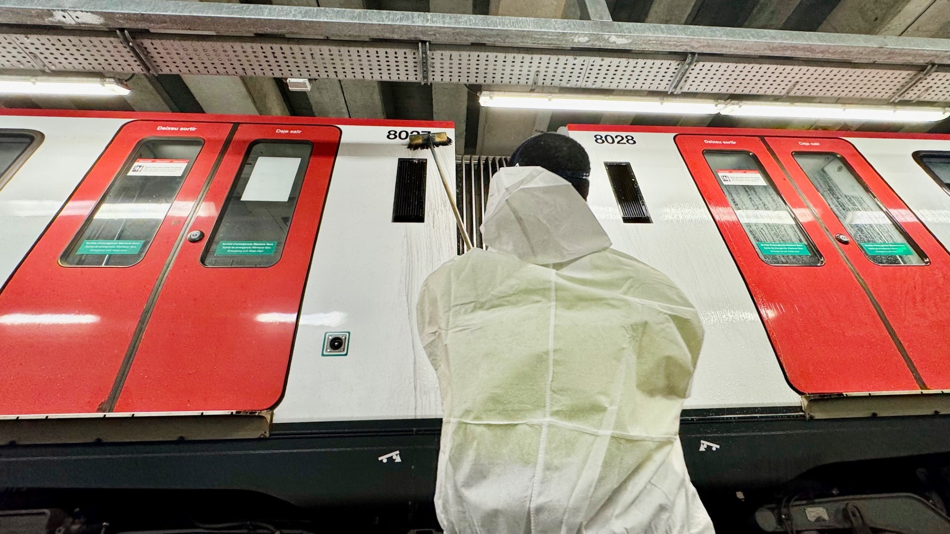 neteja de grafitis al metro de barcelona