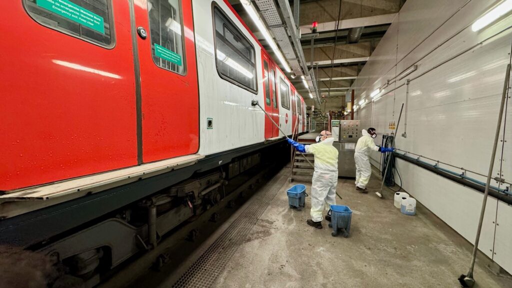 netejant grafits del metro de barcelona