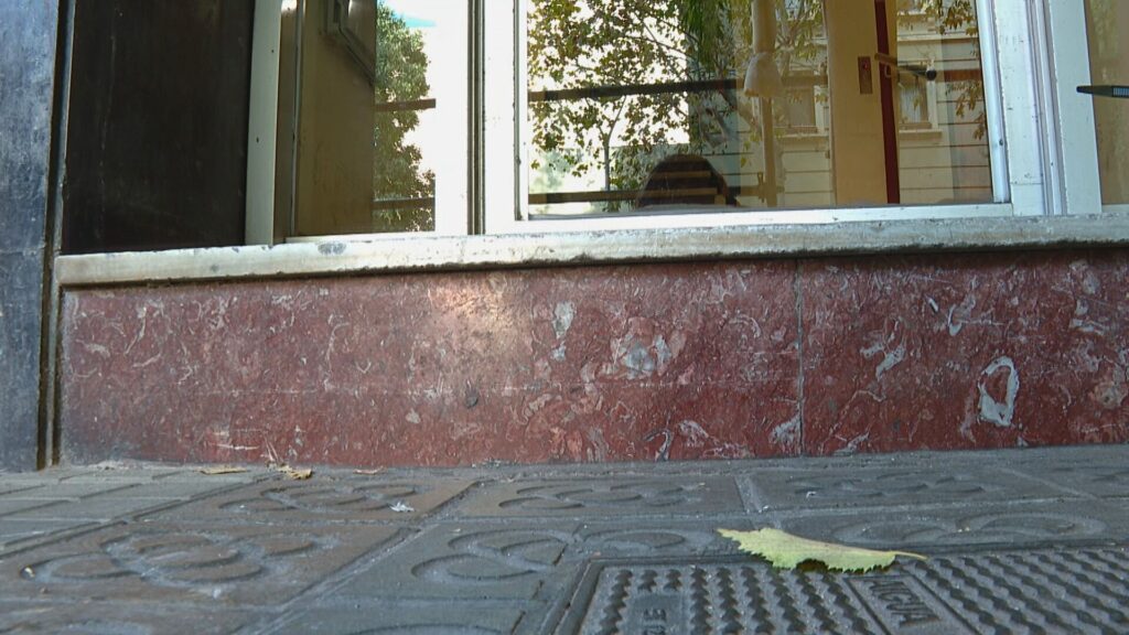 gra&oacute; porta entrada Calabria 139