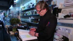 La manca de relleu castiga el comerç local: “Com explico als meus fills que no tindran vacances?”