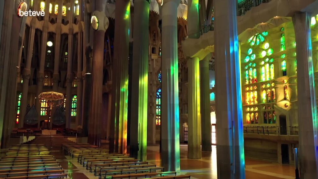interior Sagrada Fam&iacute;lia