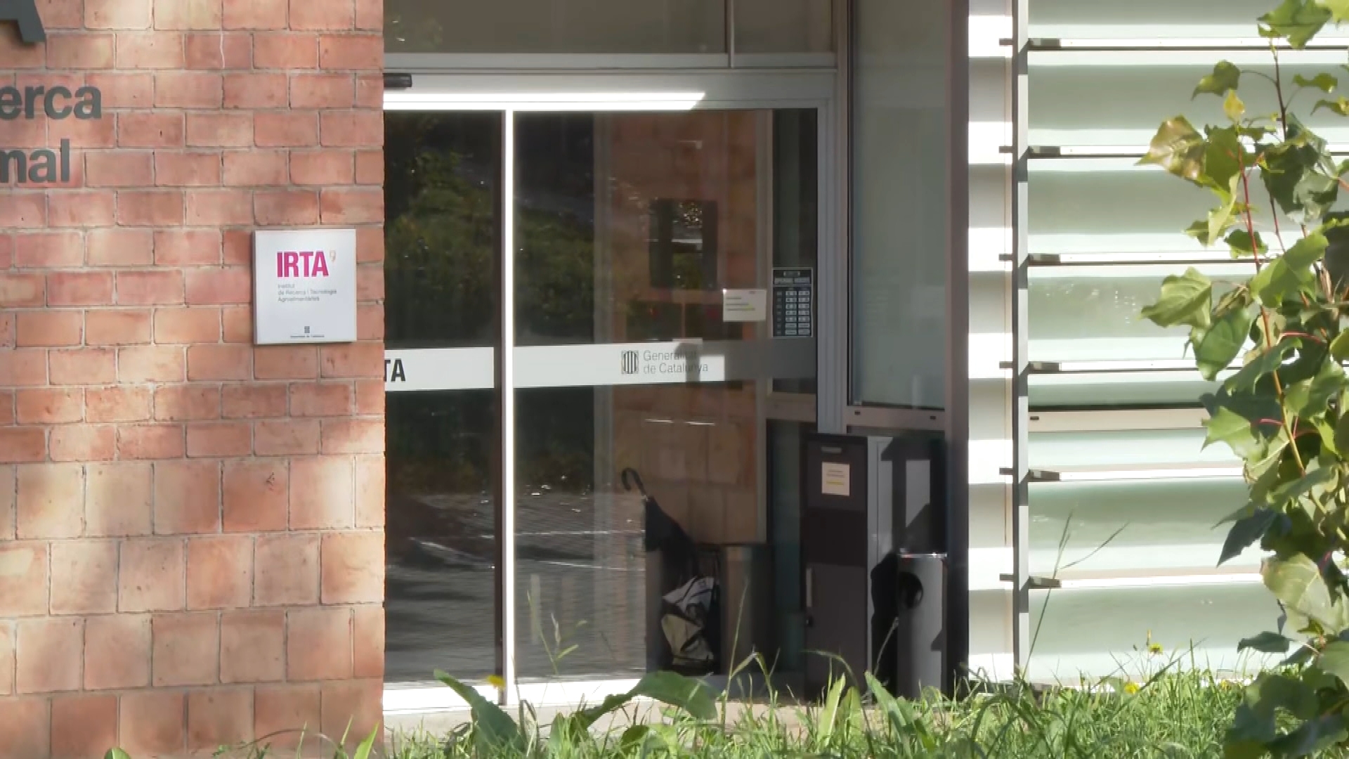 Els Mossos i la Guàrdia Civil escorcollen el laboratori de l'IRTA-CReSa per la pesta porcina | Guàrdia Civil, investigació, jutjats, Mossos d'Esquadra, Pesta porcina
