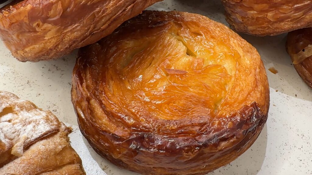 "Kouign amann": el pastís bretó del segle XIX que sembla un croissant i ara s'ha fet viral | cuina, Ingredients, restauració
