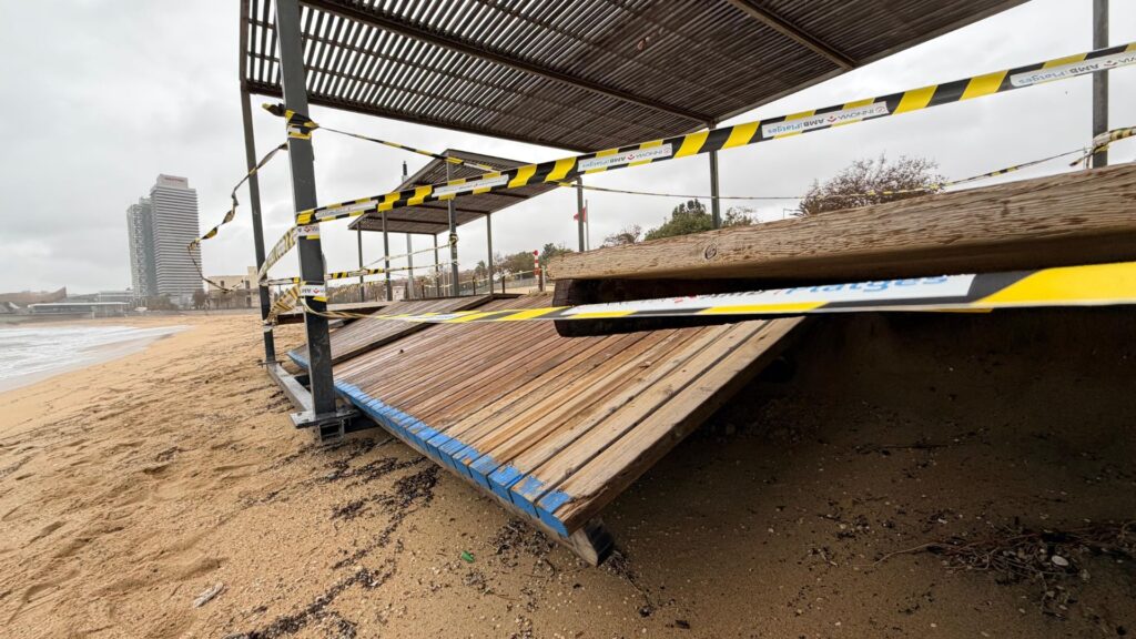 Menos arena en las playas: el rastro del levante ya es visible en el litoral de Barcelona | playas, lluvia, temporal, viento