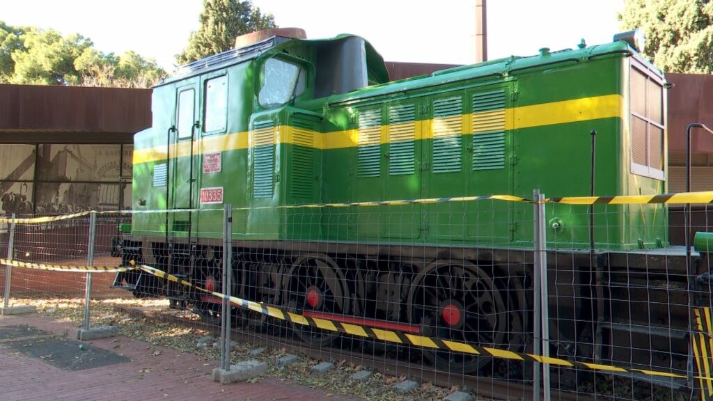 Torna a La Maquinista una locomotora del 1963 per recordar el passat de la històrica fàbrica | Barris, Centre Comercial La Maquinista, tren