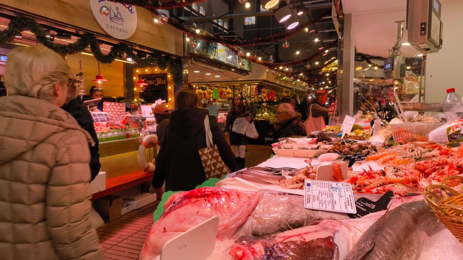 Les últimes compres per als àpats de Nadal omplen els mercats | mercat, Nadal