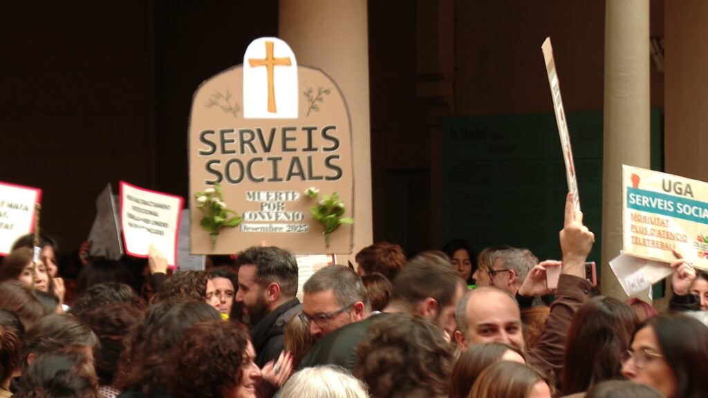 El personal de Serveis Socials omple el pati de la Model per reclamar millores laborals | Ajuntament de Barcelona, protesta laboral, treballadors