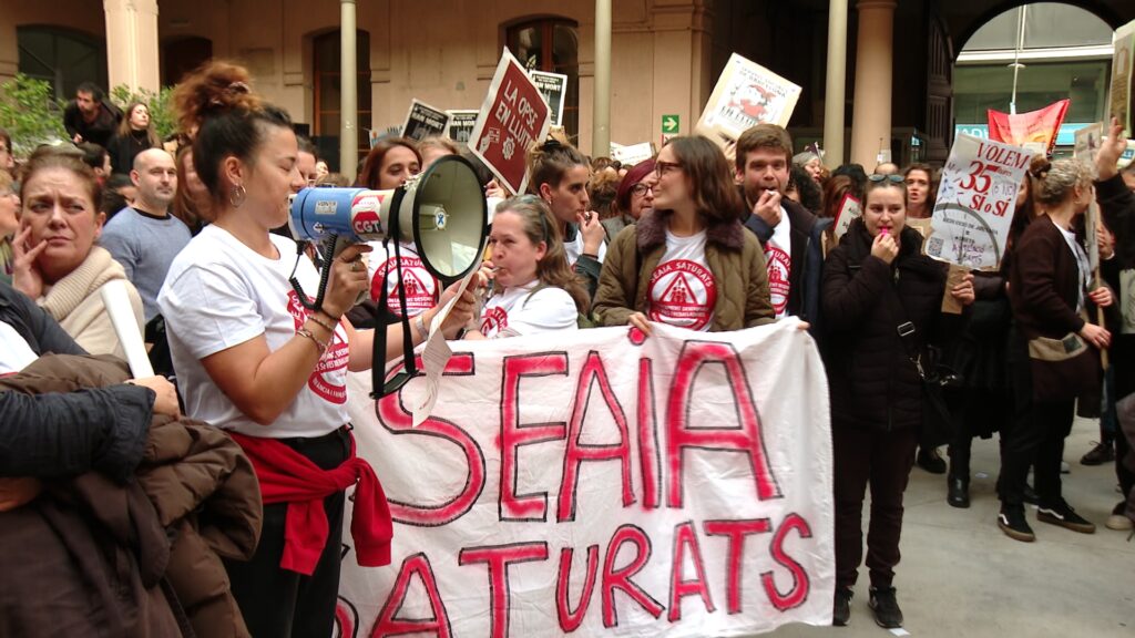 El personal de Serveis Socials omple el pati de la Model per reclamar millores laborals | Ajuntament de Barcelona, protesta laboral, treballadors