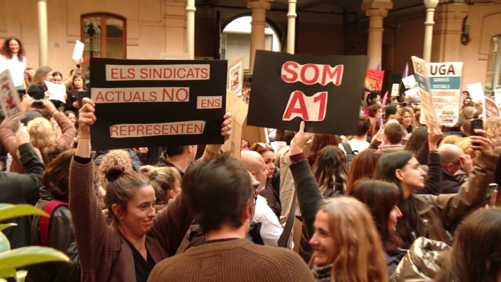 El personal de Serveis Socials omple el pati de la Model per reclamar millores laborals | Ajuntament de Barcelona, protesta laboral, treballadors