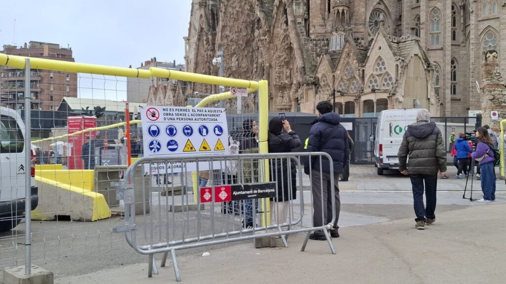 El carrer de la Marina davant la Sagrada Família, blindat per les obres i sense turistes | Ajuntament de Barcelona, obres, Sagrada Família