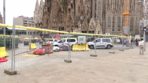 El carrer de la Marina davant la Sagrada Família, blindat per les obres i sense turistes
