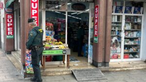 La Guàrdia Civil inspecciona una vintena de supermercats 24 h de Barcelona per frau elèctric