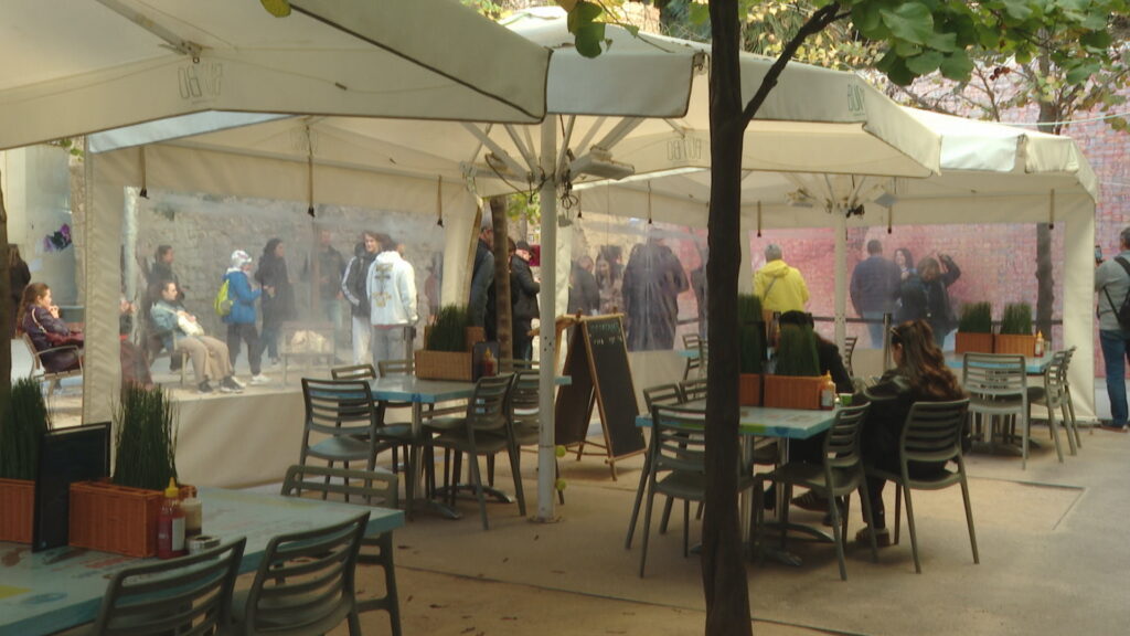 Sobre el mural de Fontcuberta: "Aquest petó ens ha vingut a matar a tots" | art urbà, Barris, queixes veïnals, soroll