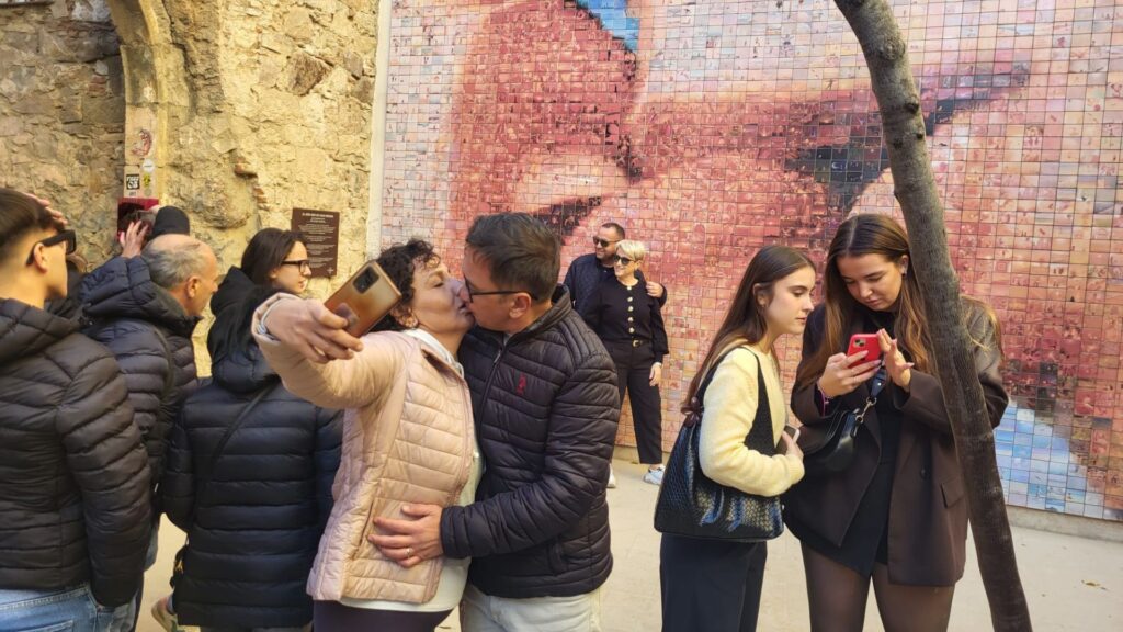 Sobre el mural de Fontcuberta: "Aquest petó ens ha vingut a matar a tots" | art urbà, Barris, queixes veïnals, soroll