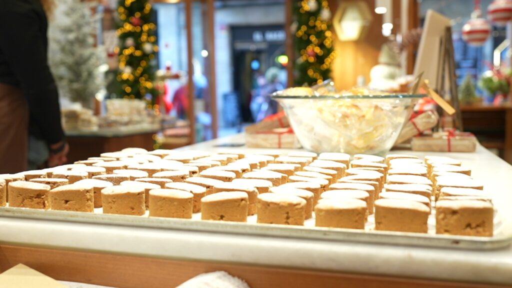 Turrón de chocolate con pan, aceite y sal y polvorón hecho con aceite, las novedades de La Campana | Navidad, pastelerías, tradiciones
