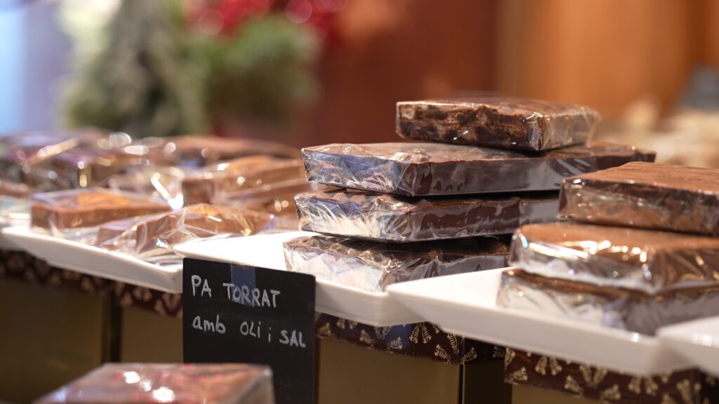 Turrón de chocolate con pan, aceite y sal y polvorón hecho con aceite, las novedades de La Campana | Navidad, pastelerías, tradiciones