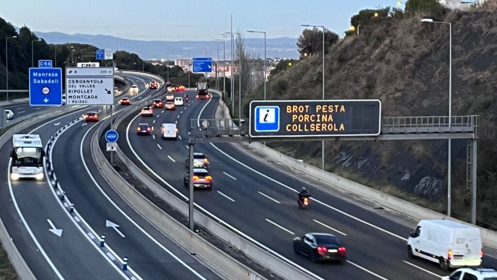 r&egrave;tols sobre Collserola als panells d'autopistes i carreteres