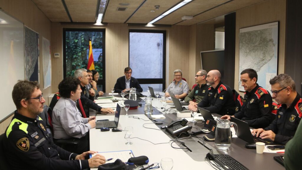 reuni&oacute; Salvador Illa al CECAT amb els comandaments dels cossos operatius