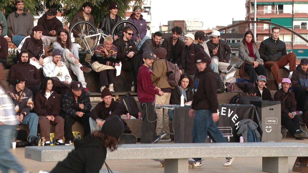 Sants estrena un espai provisional per a la pràctica de l'"skate" | convivència, estació de Sants, MACBA