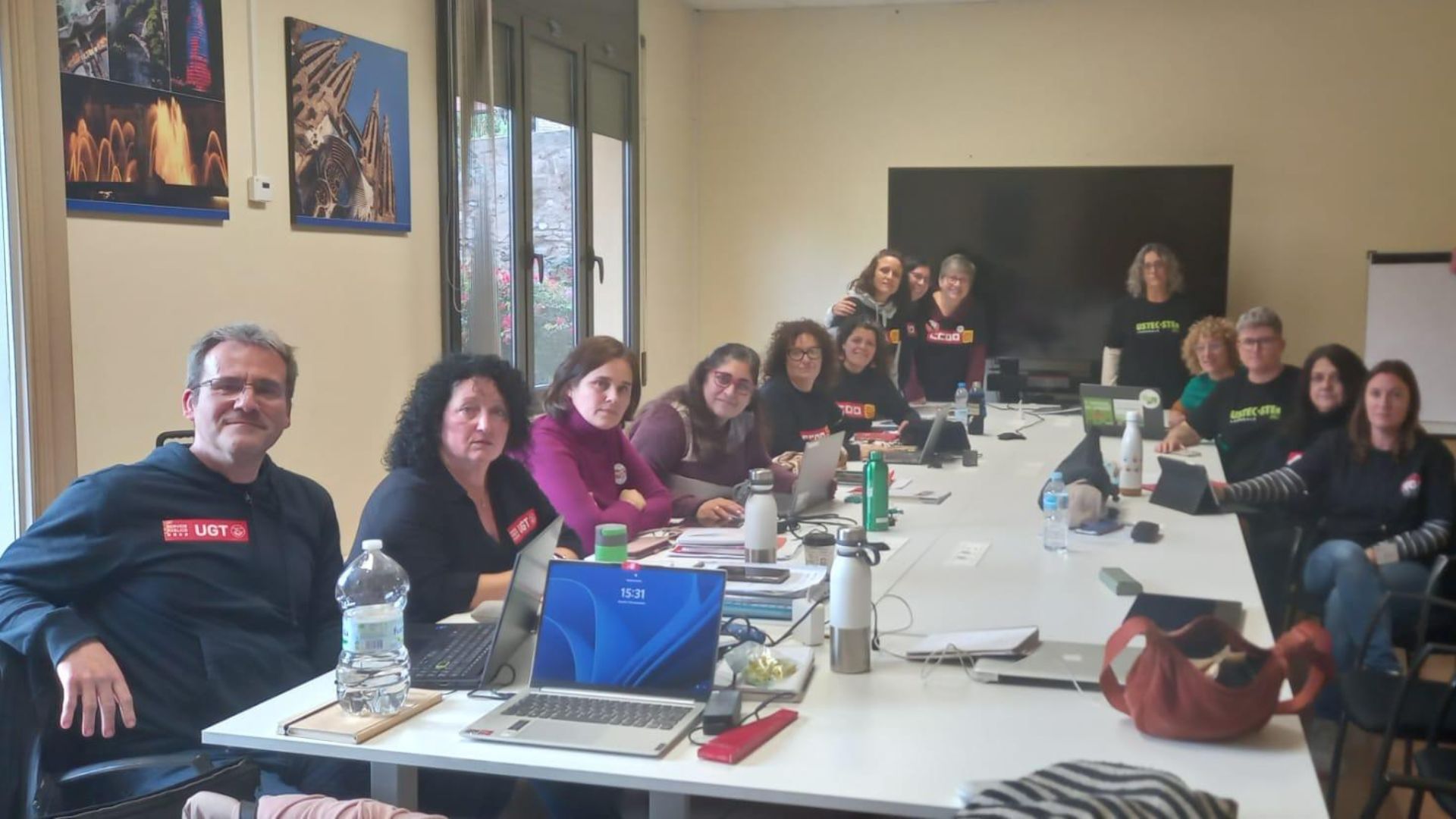 Els sindicats ensenyen múscul i es tanquen a Educació per exigir un complement mensual de 473 € | CCOO, Departament d'Educació, protesta laboral, UGT, USTEC