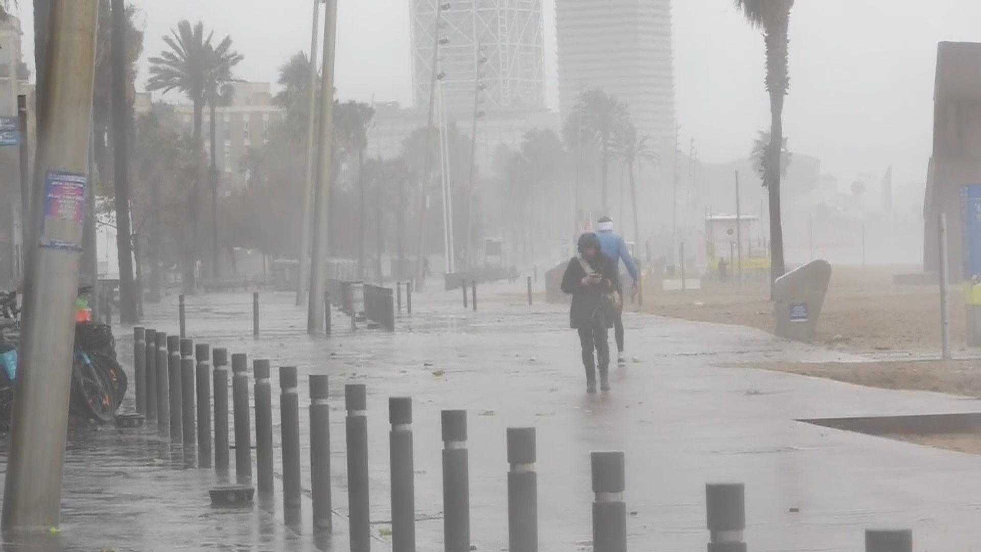 El Govern espanyol activa ajuts per als afectats per les borrasques i emergències dels últims mesos | Barcelona, fred, Govern d'Espanya, pluja, Protecció Civil, tempesta, vent