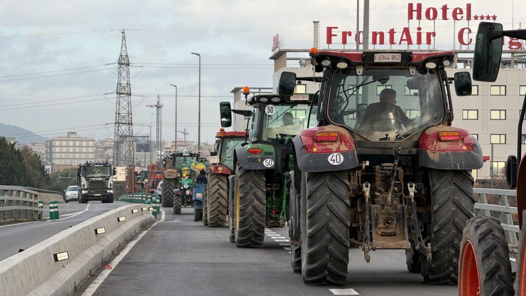 Tractorada a Barcelona: els pagesos fan una marxa lenta de Sant Boi a la plaça de Sant Jaume | agricultura, protestes