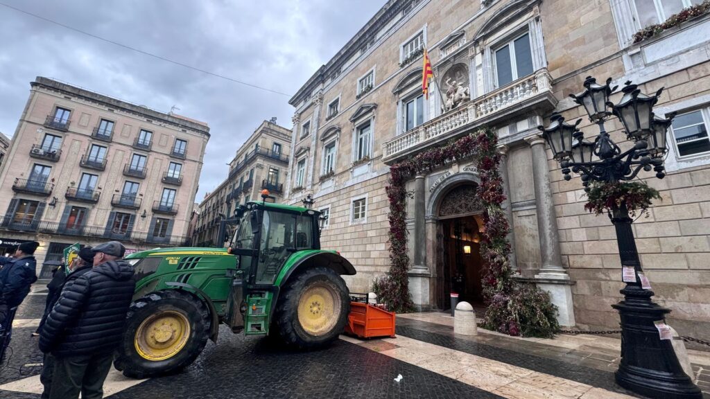Tractorada a Barcelona: els pagesos fan una marxa lenta de Sant Boi a la plaça de Sant Jaume | agricultura, protestes