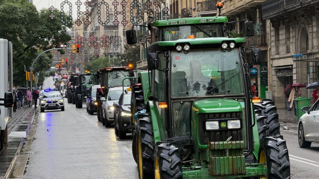 Tractorada a Barcelona: els pagesos fan una marxa lenta de Sant Boi a la plaça de Sant Jaume | agricultura, protestes
