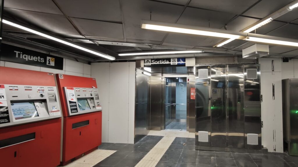 vest&iacute;bul intercanviador metro Passeig Gr&agrave;cia