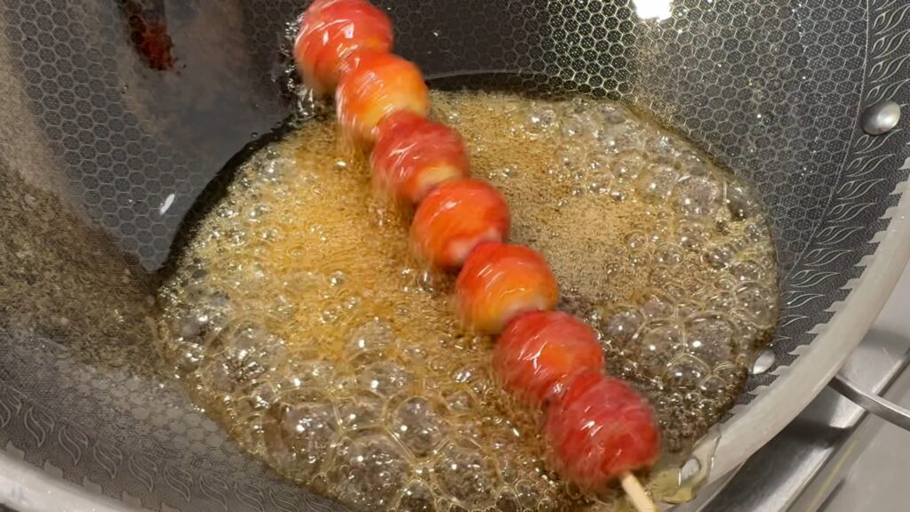 Descobreix com es fa el "tanghulu", un snack xinès viral a base de fruita caramel·litzada | alimentació, Ingredients, Receptes